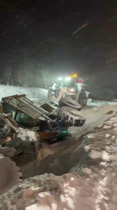 Erzurum&rsquo;da kar temizleme aracı devrildi
