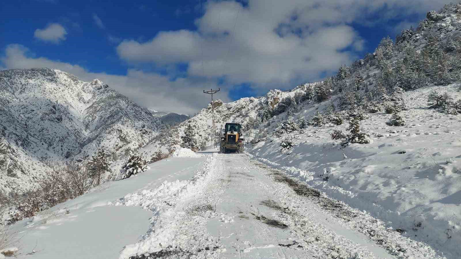 Artvin’de kar yağışı nedeniyle 34 köy yolu ulaşıma kapandı