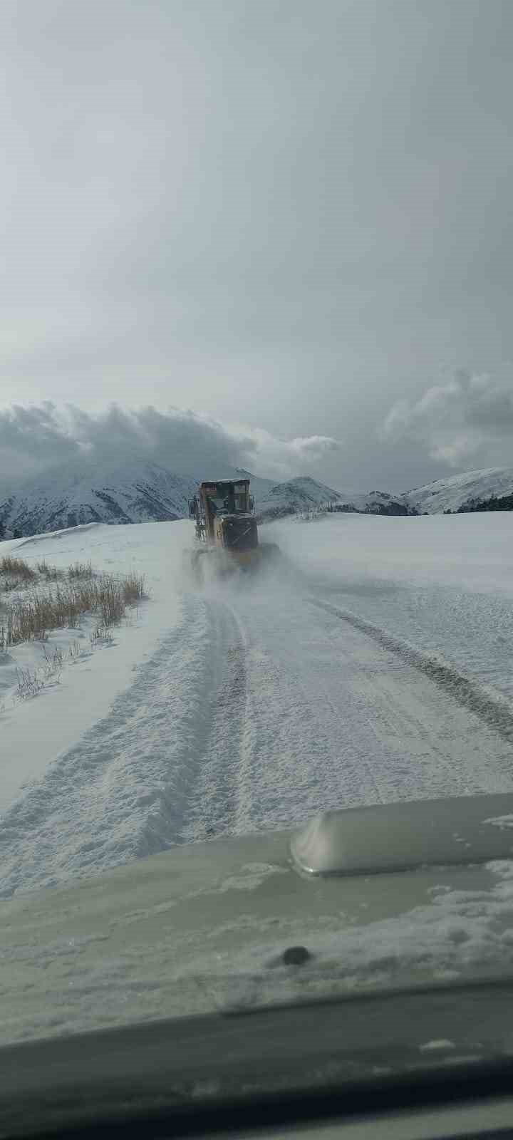 Artvin&rsquo;de kar yağışı nedeniyle 34 k&ouml;y yolu ulaşıma kapandı
