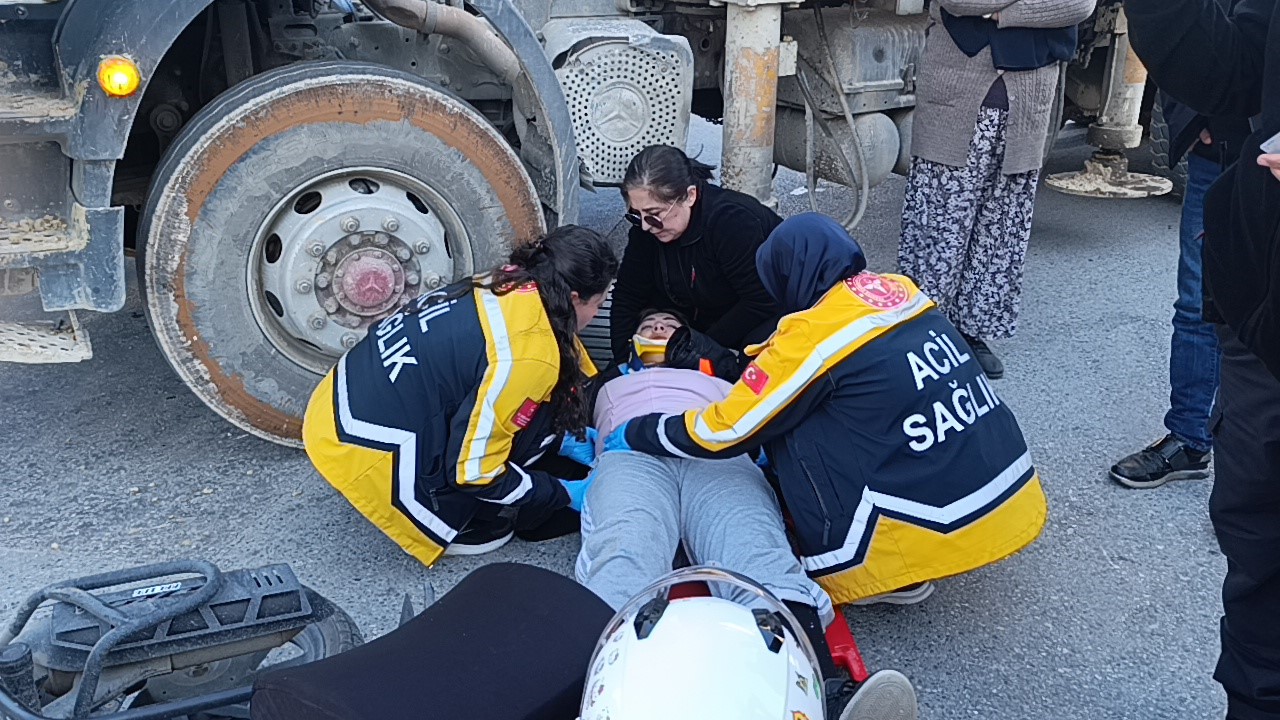Motosiklet beton kamyonuna &ccedil;arptı: 1 yaralı

