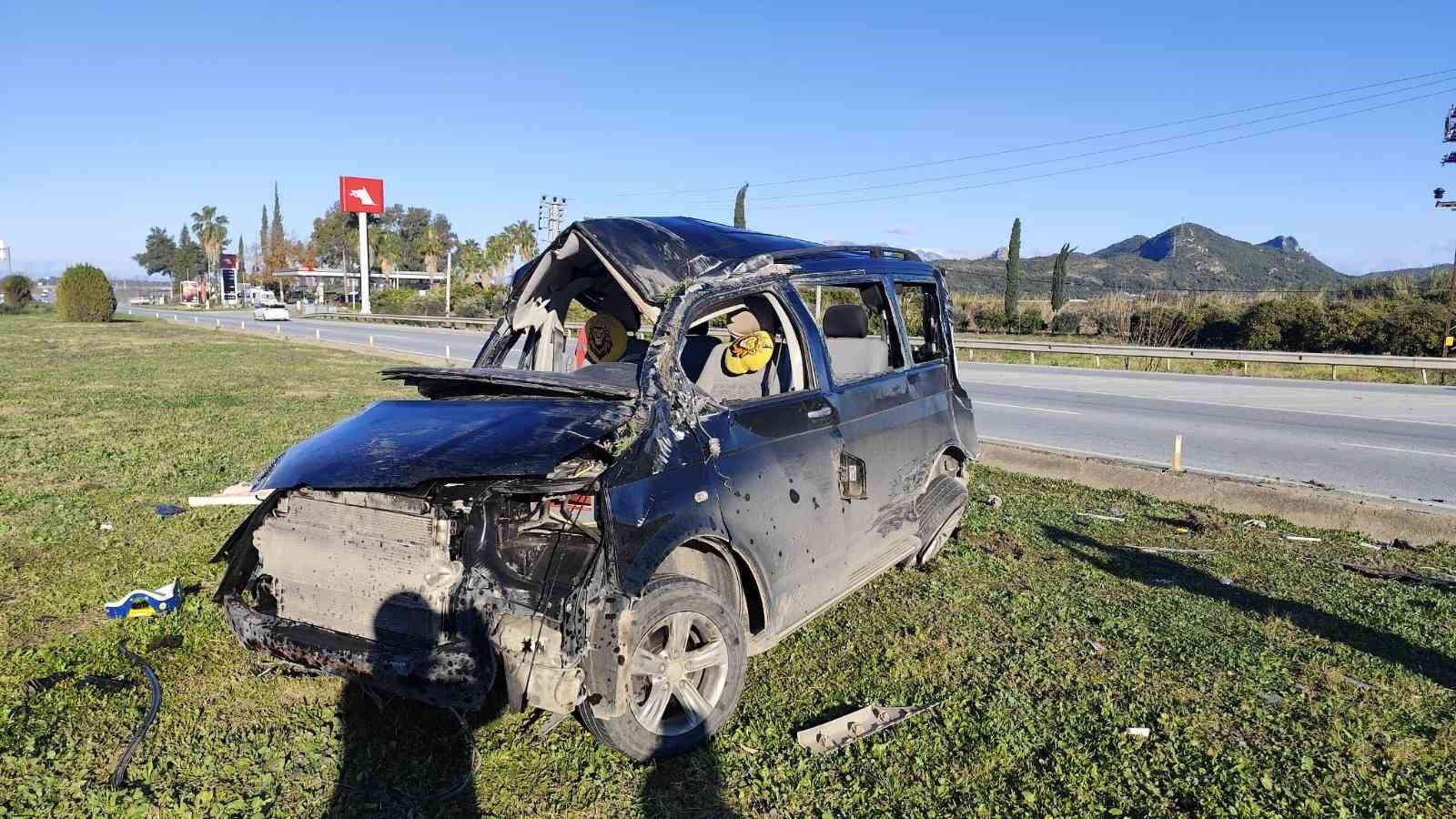Kırmızı ışık ihlali yapan aracın &ccedil;arptığı minib&uuml;s devrildi: 5 yaralı
