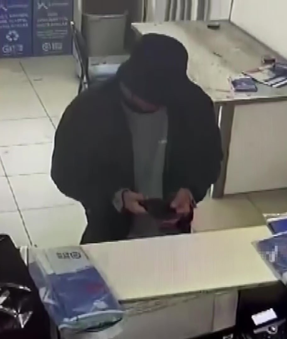 Farklı şehirlerden gelip sahte kimlikle Adana&rsquo;da kargo dolandırıcılığı yapmışlar: 2 tutuklama
