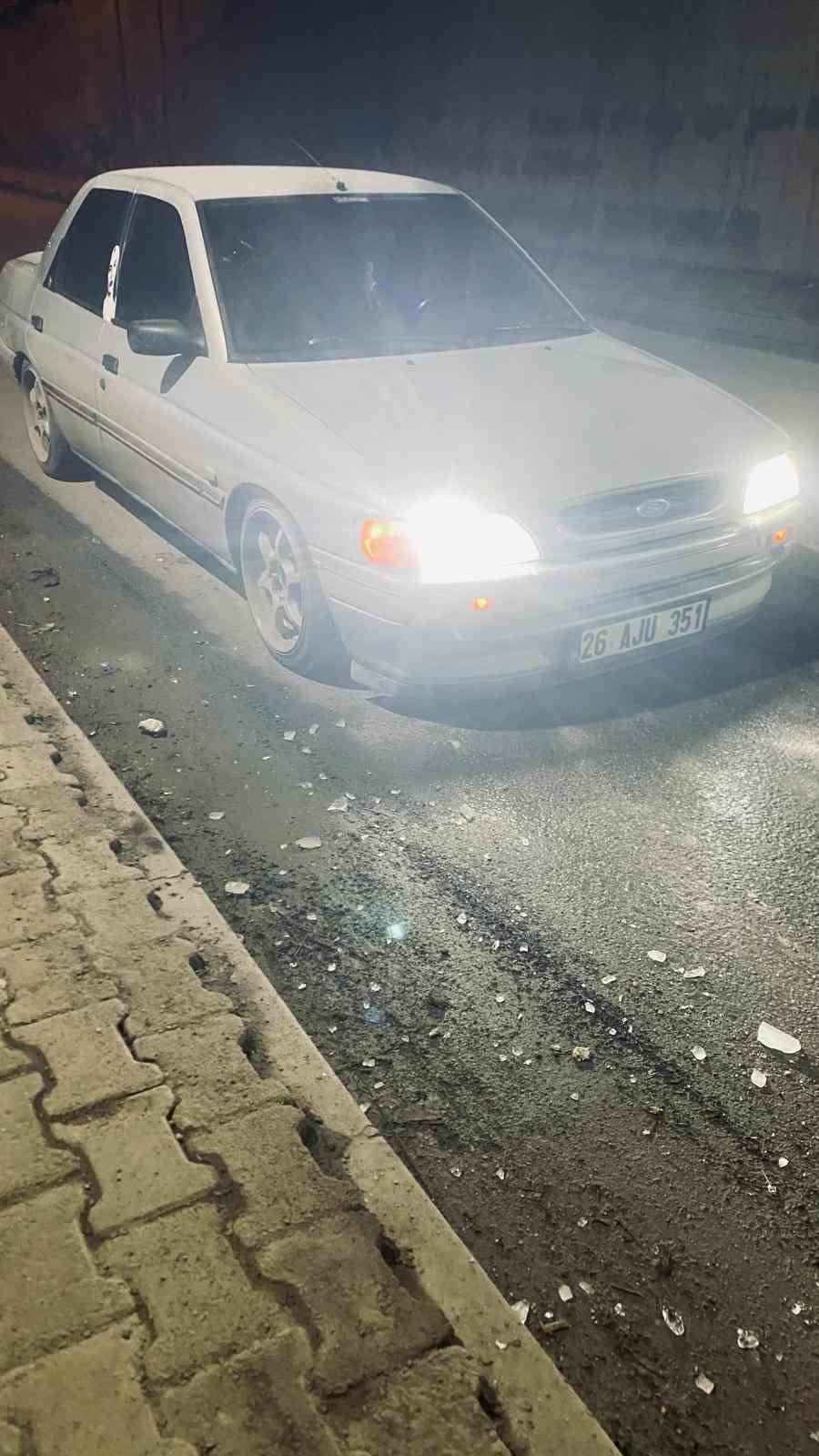 Alt ge&ccedil;itteki buz sarkıtı ara&ccedil; camını kırdı
