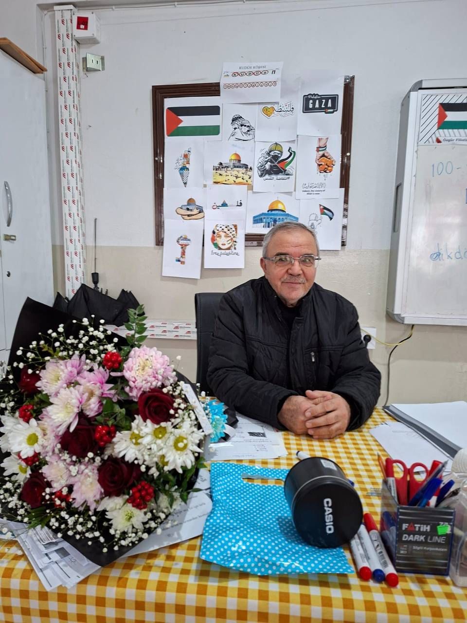 43 yıllık öğretmen, öğrencilerinin alkışları arasında emekliye ayrıldı