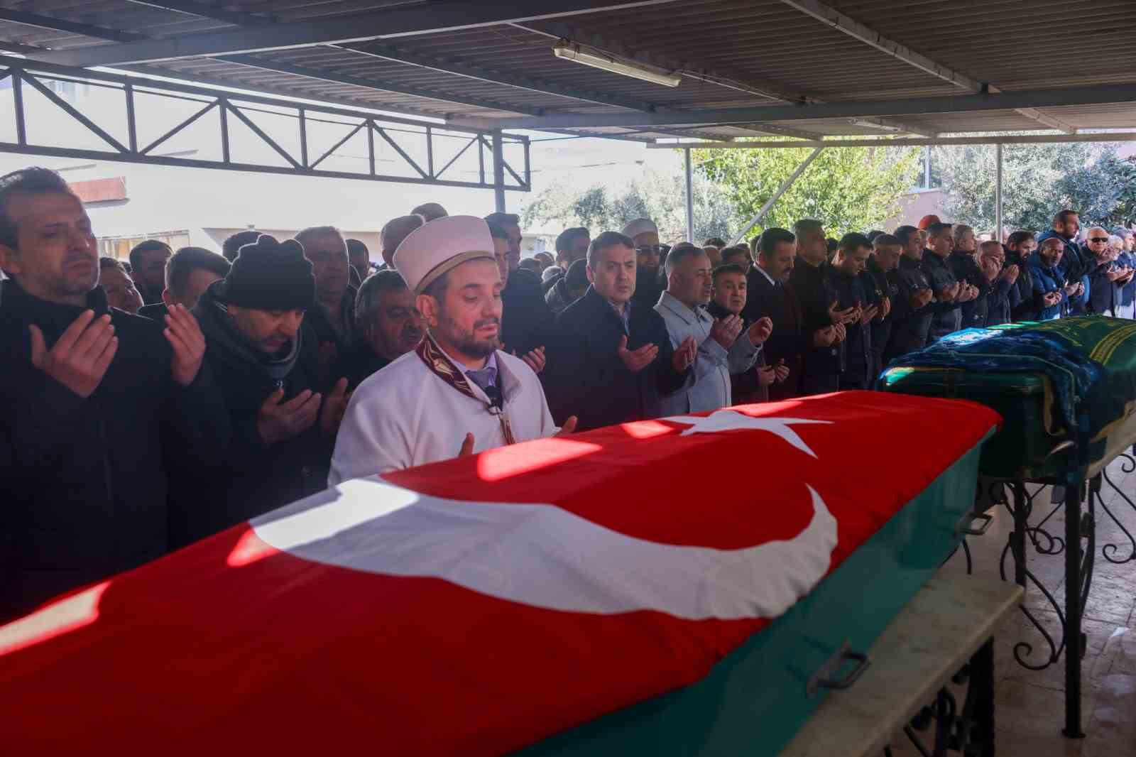 Vali S&ouml;zer, gazi cenazesine katıldı
