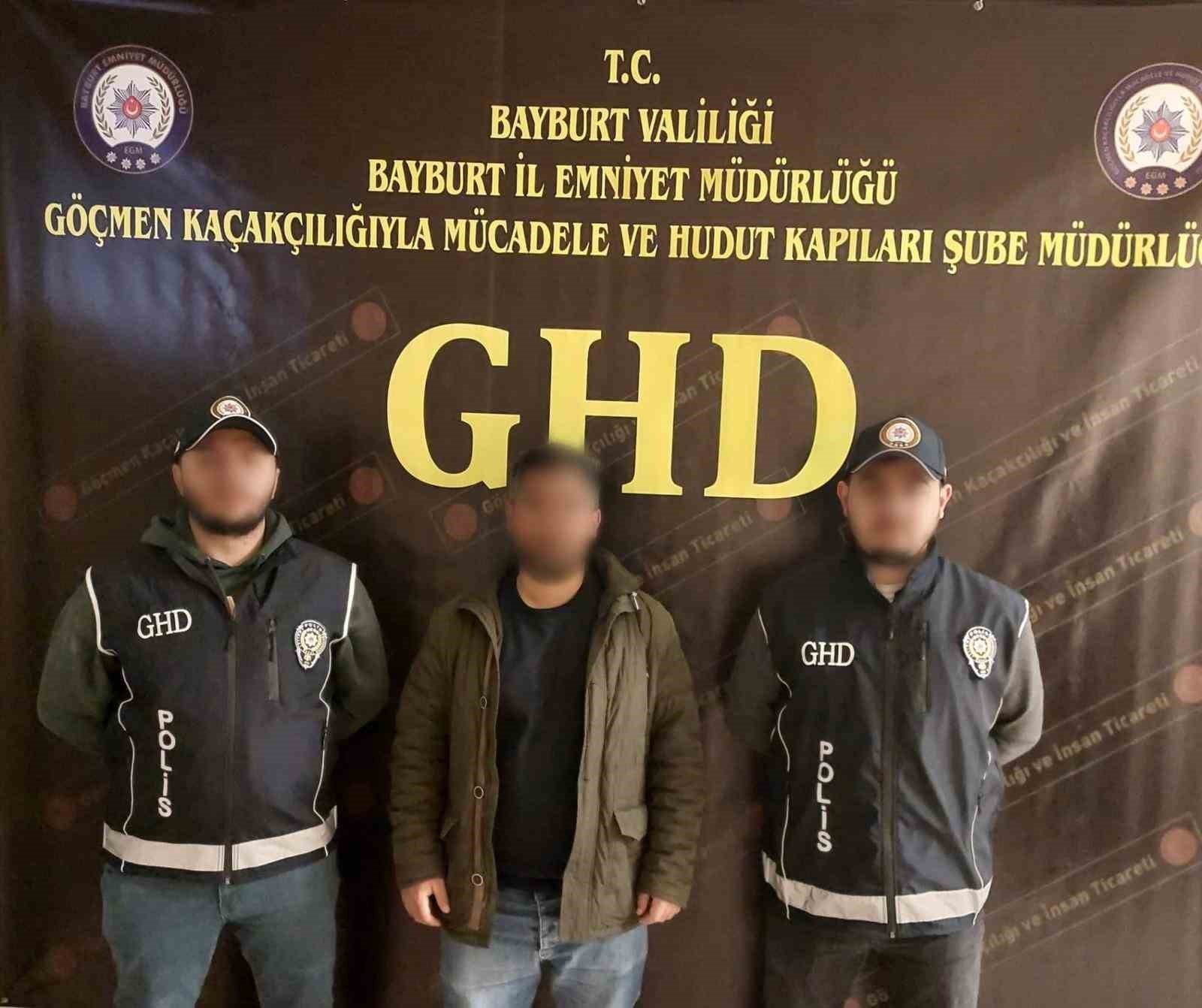 Bayburt&rsquo;ta 8 d&uuml;zensiz g&ouml;&ccedil;men yakalandı
