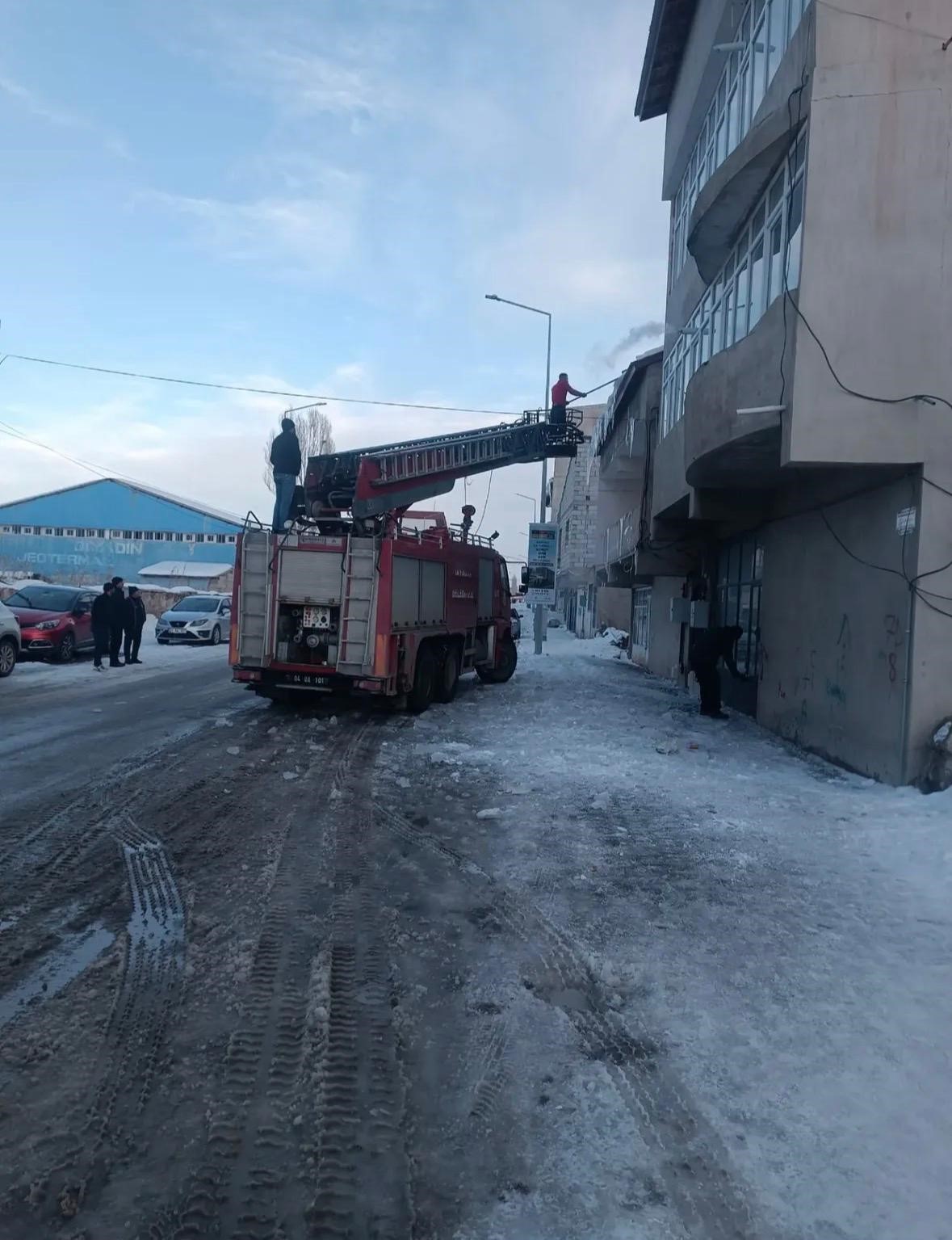Diyadin’de tehlike oluşturan buz sarkıtları temizlendi