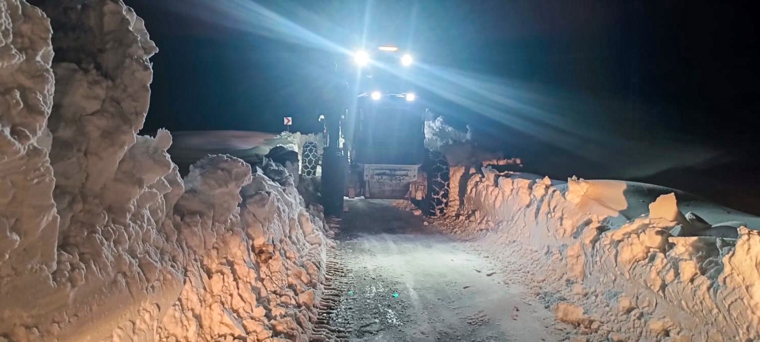 Kırsal mahallelerde karla m&uuml;cadele devam ediyor
