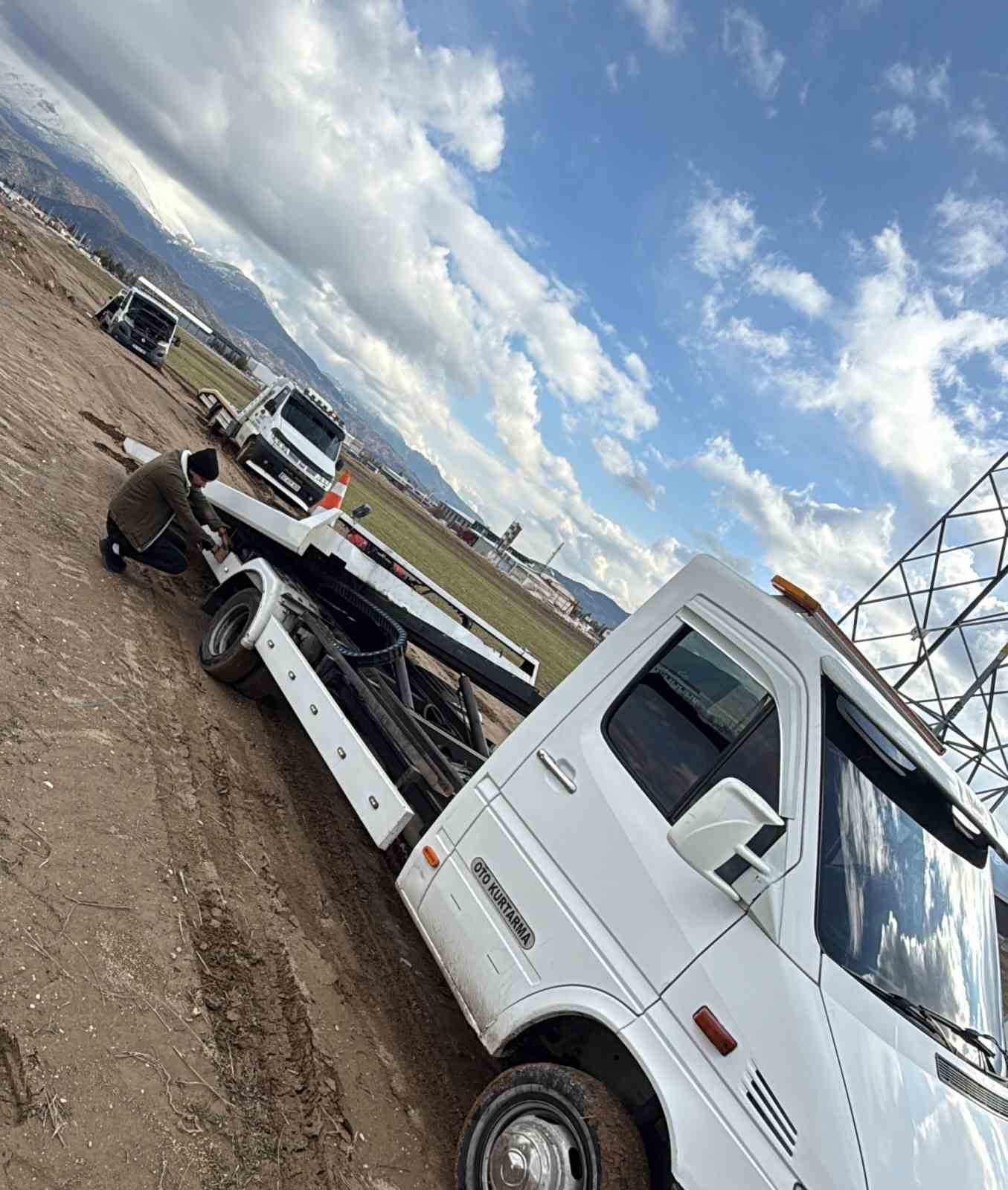 Bir çekiciyi kurtarmaya giden iki çekici de çamura saplandı
