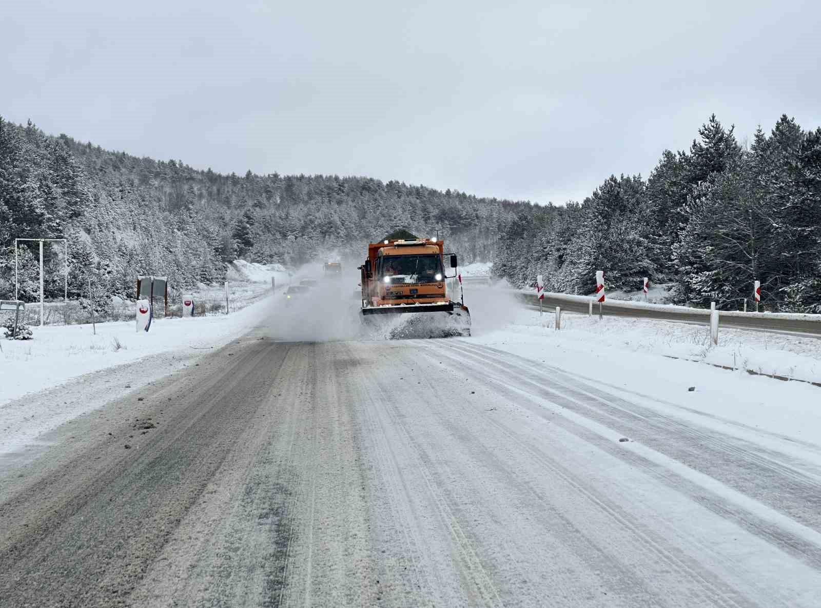Kastamonu’da kar 167 köy yolunu ulaşıma kapattı
