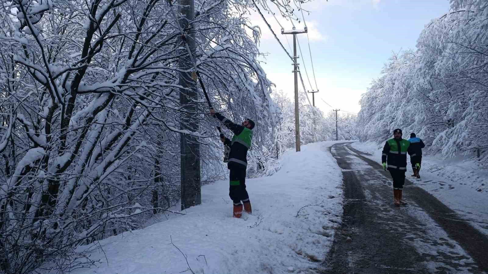 Başiskele&rsquo;de karla m&uuml;cadele &ccedil;alışmaları s&uuml;r&uuml;yor
