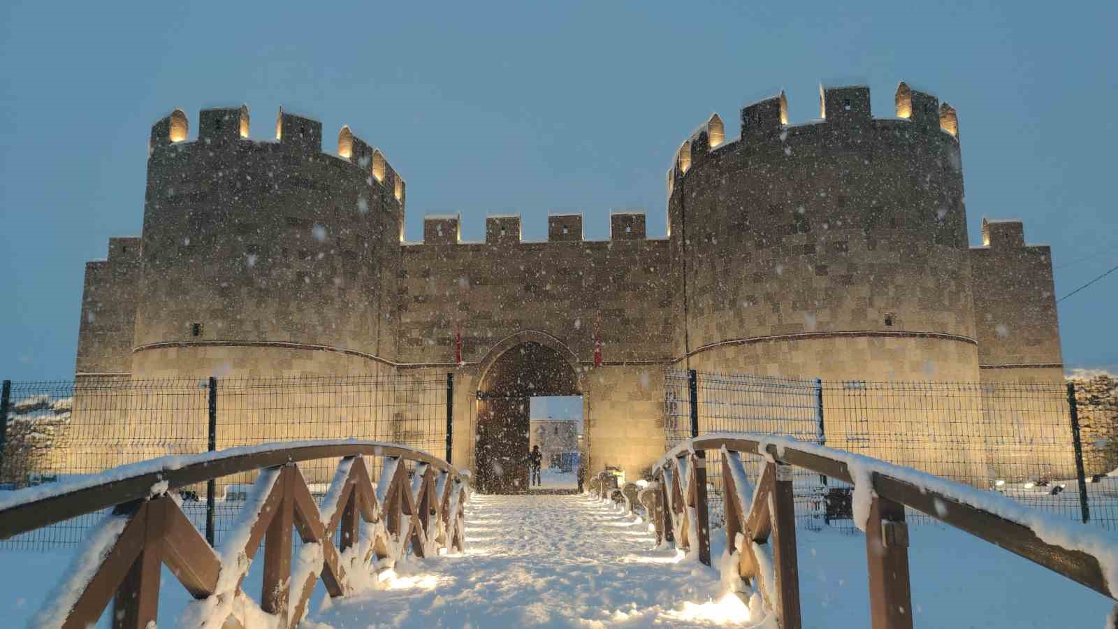 Tarihi H&uuml;srev Paşa Camii&rsquo;nde gece ışıltısı: Tarih ve sanat buluştu
