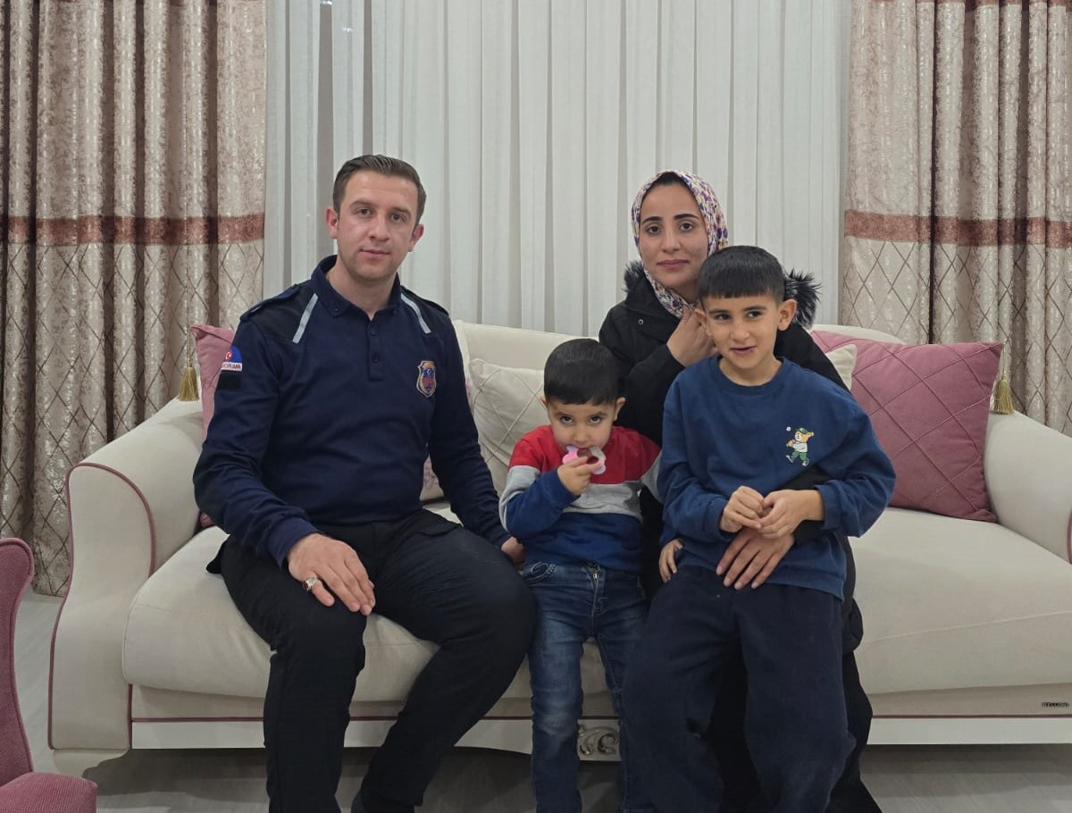 Cezaevi personelinden &ouml;rnek davranış: Kaza yapan anne ve &ccedil;ocukları evinde misafir etti
