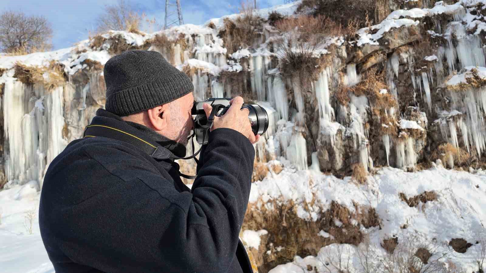 Kanyonda oluşan metrelerce boydaki buz sarkıtları g&ouml;rsel ş&ouml;len sunuyor
