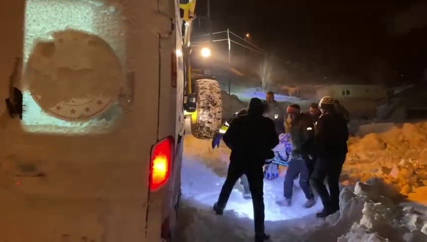 Ambulans karla m&uuml;cadele ekiplerinin yardımıyla hastaya ulaştı
