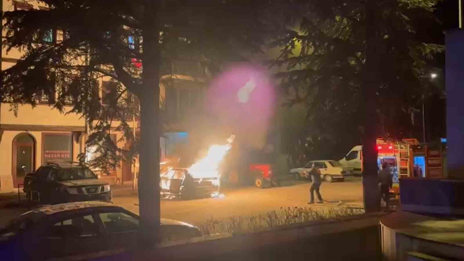 Bolu&rsquo;da park halindeki otomobil alev alev yandı
