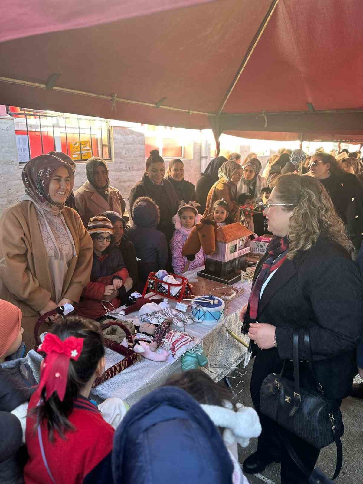 &Ouml;ğrenciler &rsquo;ailenin &ouml;nemine&rsquo; oyuncaklarla dikkat &ccedil;ekti
