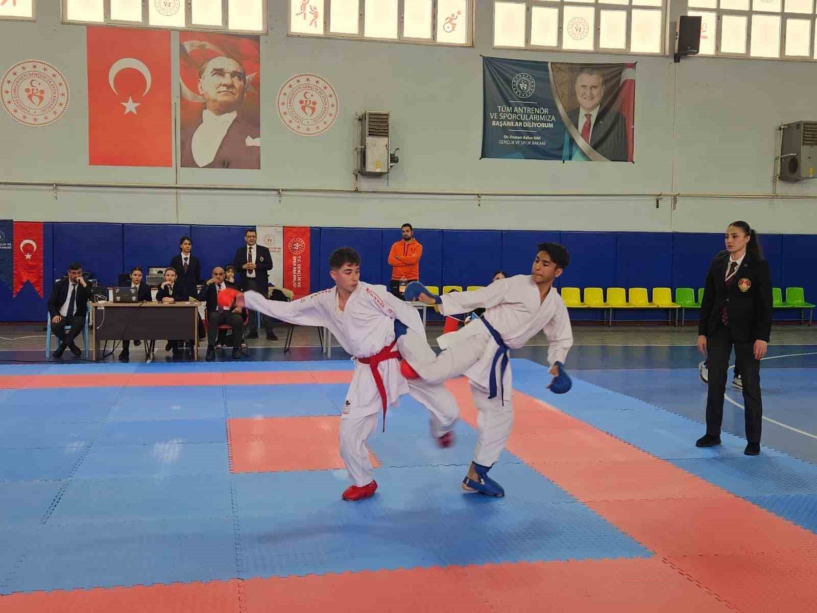 Okul sporları karate  ve badminton il birinciliği m&uuml;sabakaları tamamlandı
