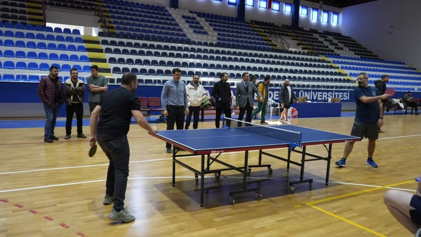Hastane personeli masa tenisinde h&uuml;nerlerini sergiledi
