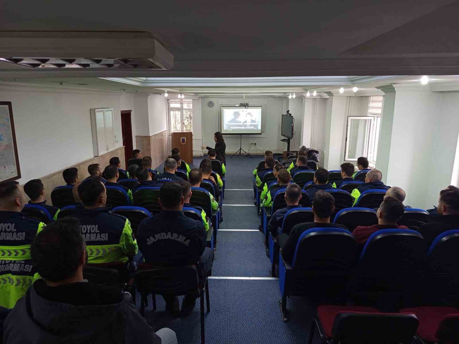 D&uuml;zce İl Jandarma Komutanlığında "etkili iletişim" semineri
