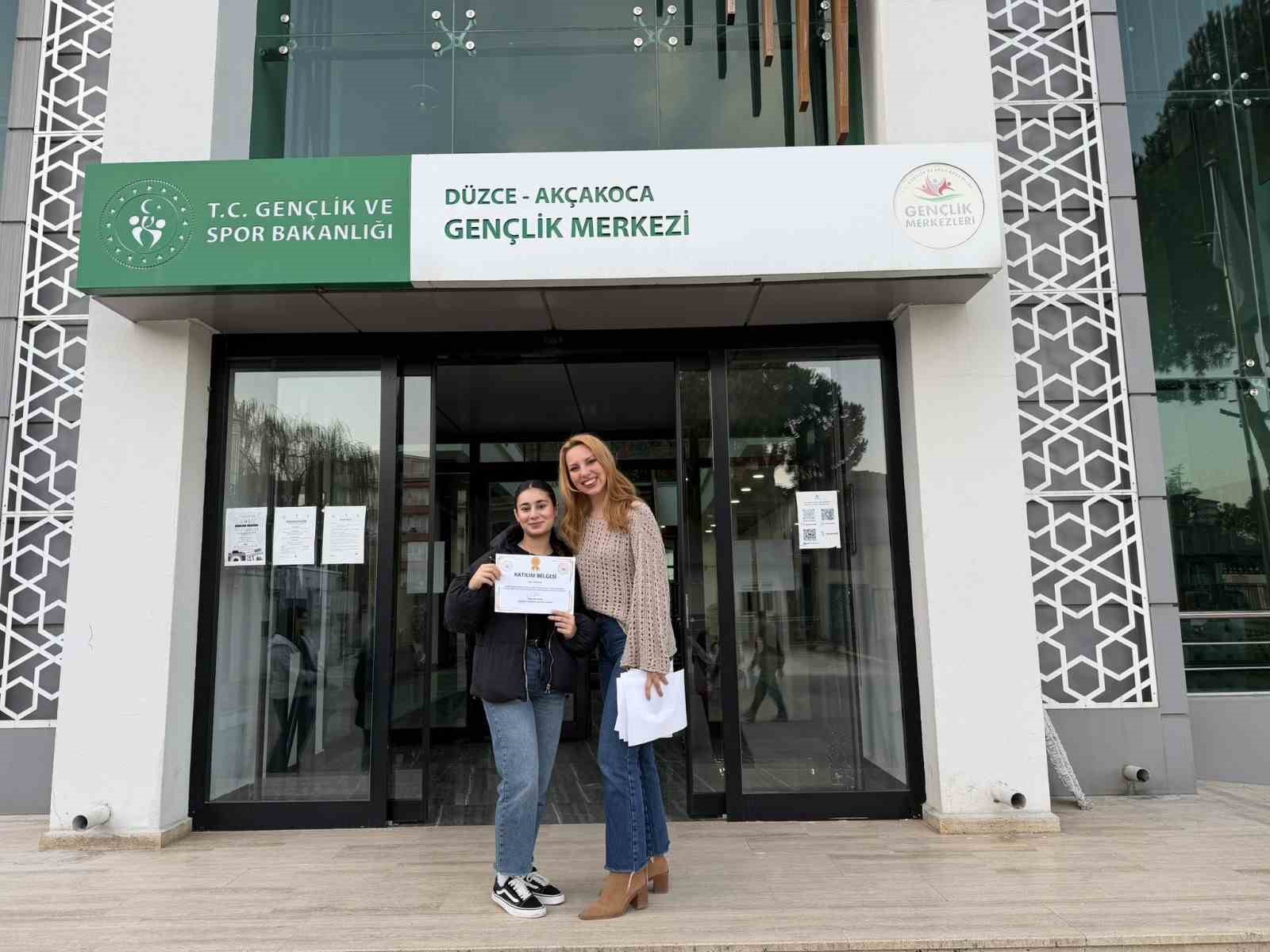 Ak&ccedil;akoca Gen&ccedil;lik Merkezi&rsquo;nde diksiyon at&ouml;lyesi tamamlandı
