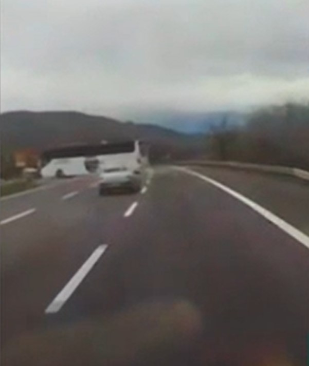 Otoyolda yasak yerden d&ouml;n&uuml;ş yapan otob&uuml;s s&uuml;r&uuml;c&uuml;s&uuml;ne ceza
