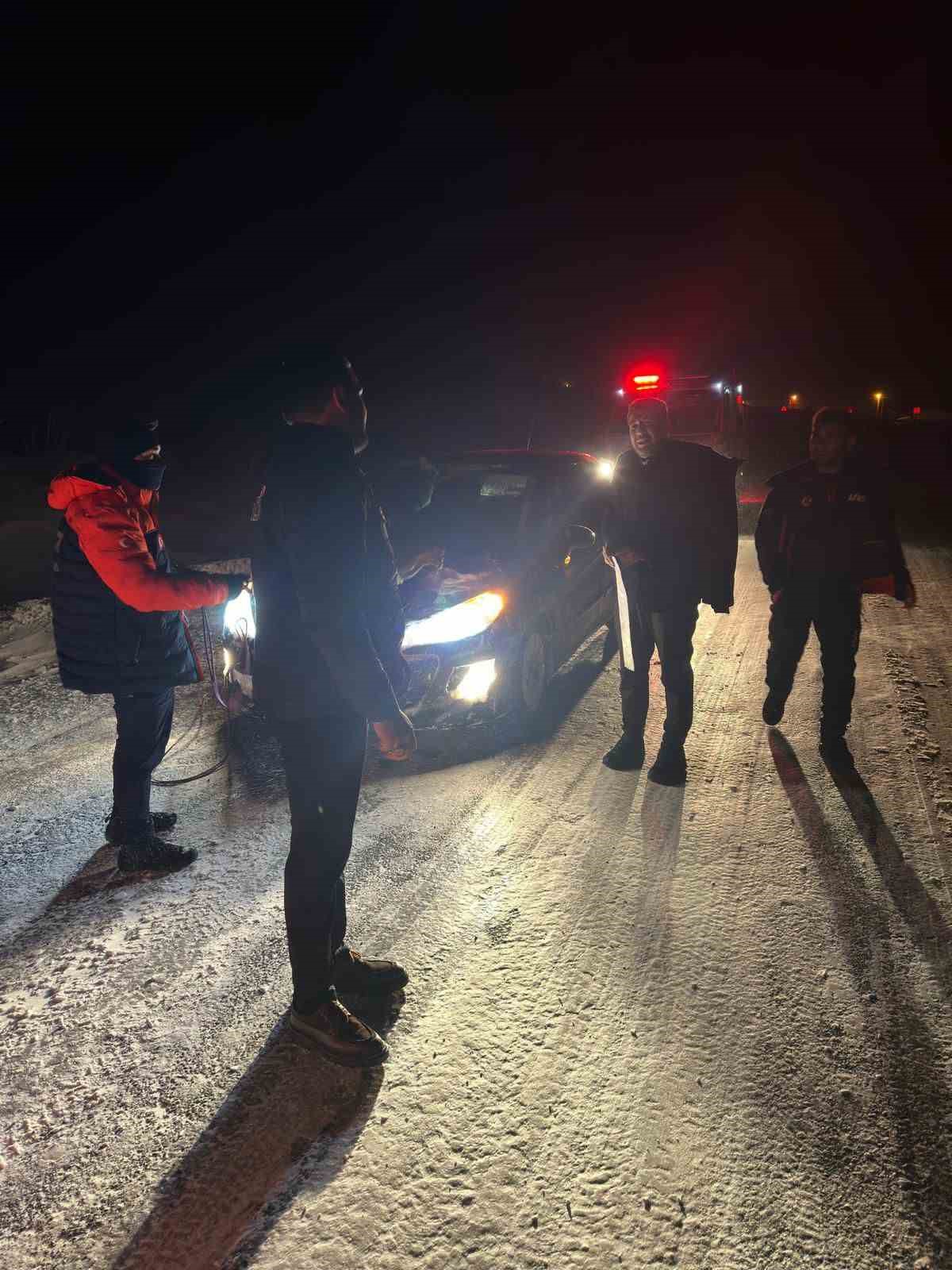 Kars&rsquo;ta 200 k&ouml;y yolu ulaşıma kapandı
