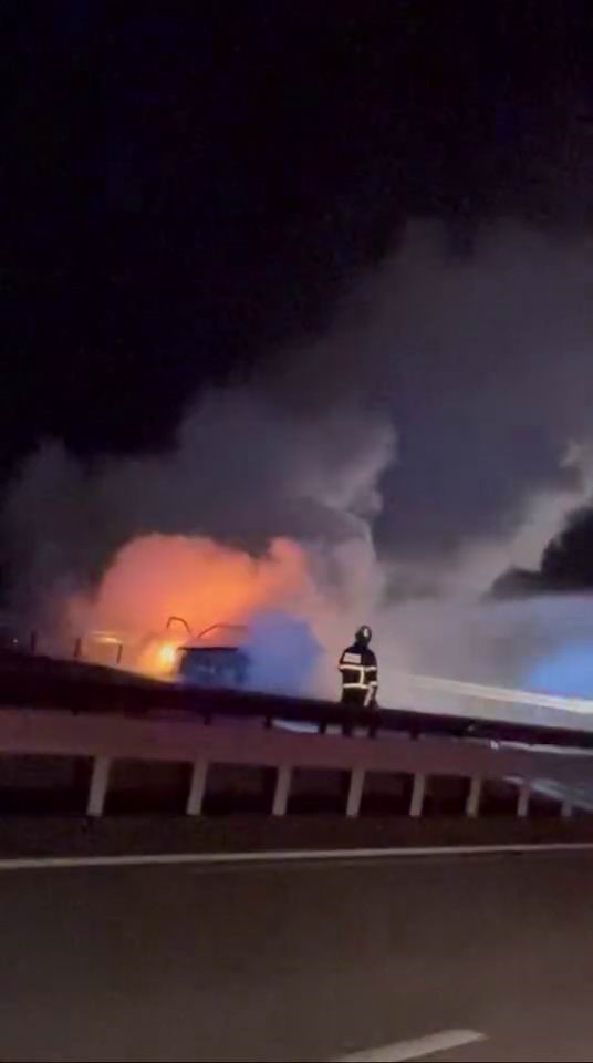 Seyir halindeki otomobil alev topuna döndü