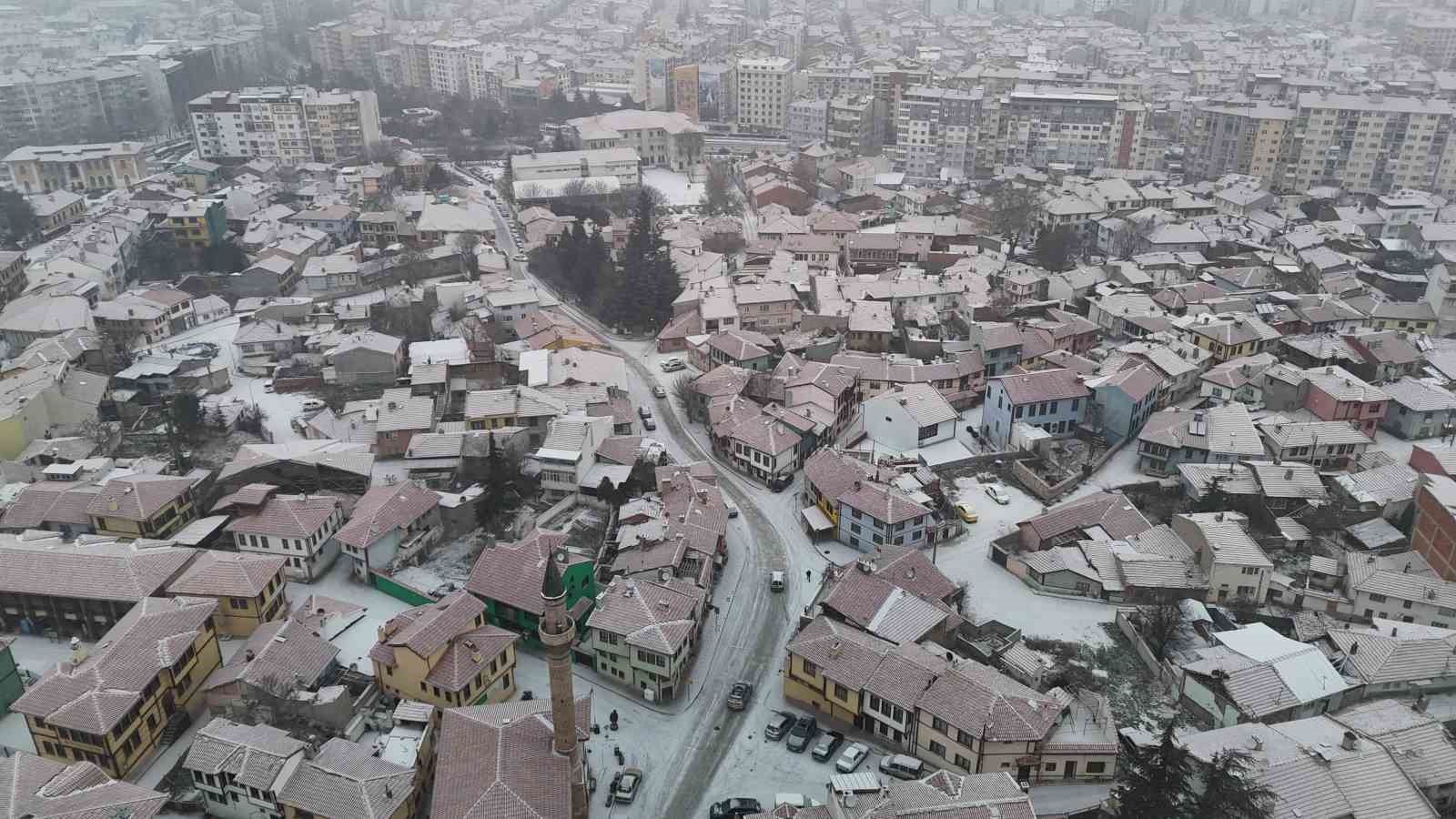 Beyaza b&uuml;r&uuml;nen Eskişehir&rsquo;de kar bereketi
