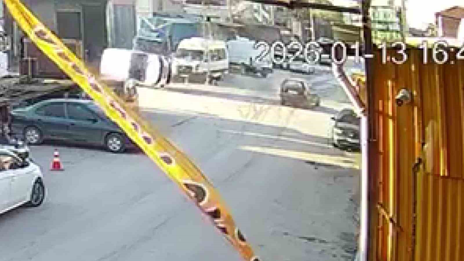 Otomobille &ccedil;arpışan hafif ticari ara&ccedil; devrildi
