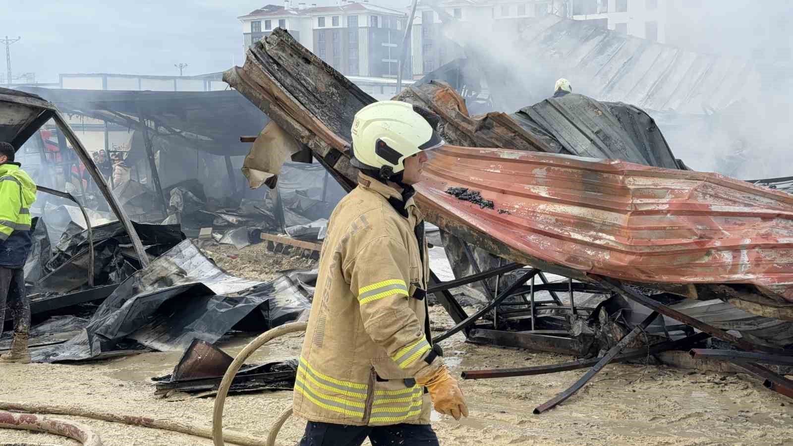 Arnavutk&ouml;y&rsquo;de şantiye konteynerlarında yangın: İş&ccedil;iler son anda kurtuldu
