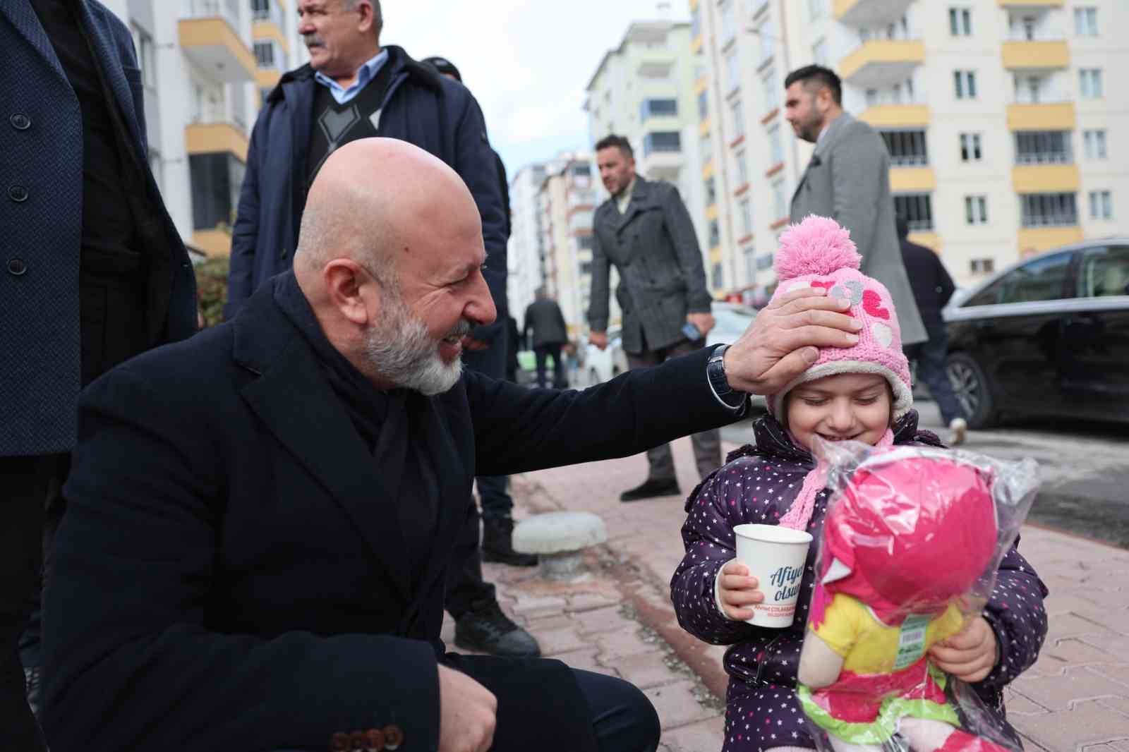 Başkan Çolakbayrakdar: "Soğuk günlerde gönülleri ısıtıyoruz"