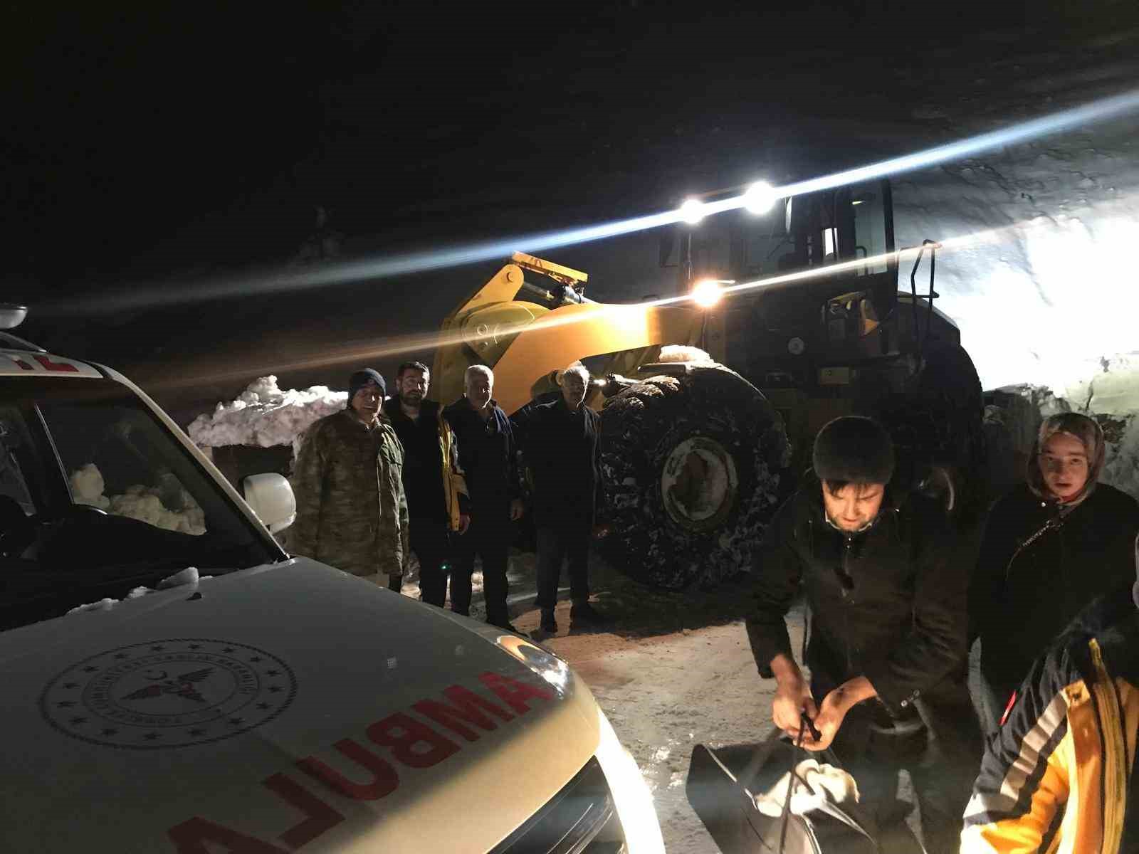 Hastaya ulaşmak için 4 saat boyunca yol açıldı