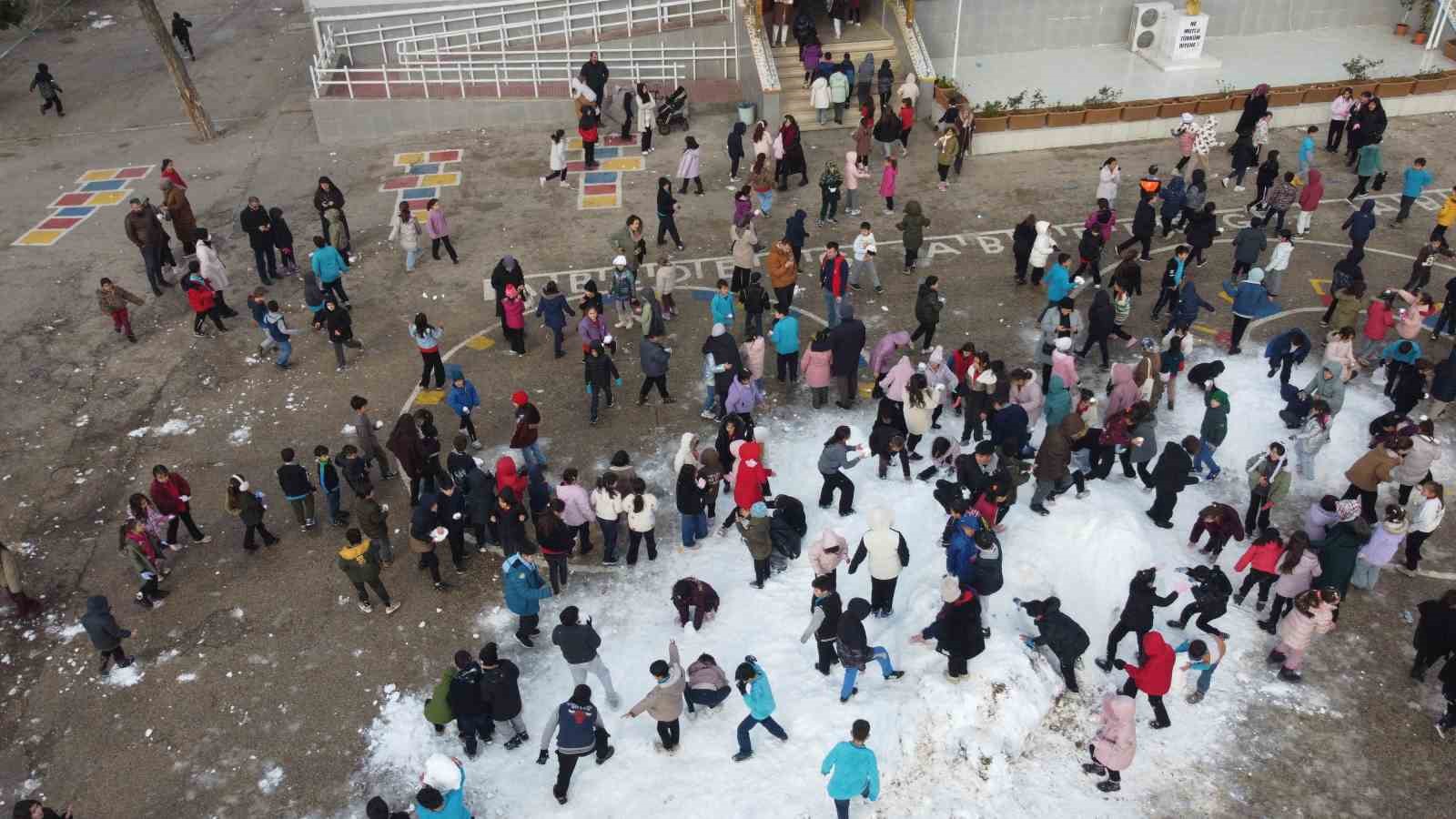 Adanalı öğrencilerin kamyon kamyon kar mutluluğu