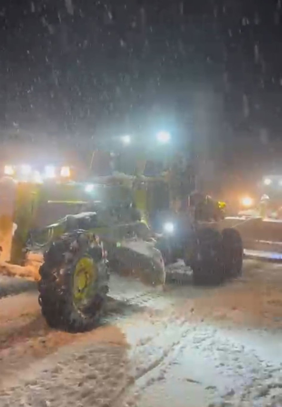 İlçe halkı üşümesin diye doğalgaz tırı iş makineleri ile çekildi