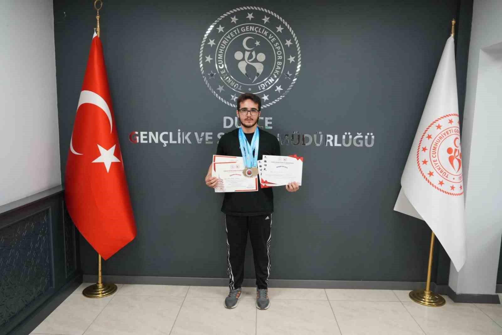 T&uuml;rkiye Şampiyonu sporcuya tebrik
