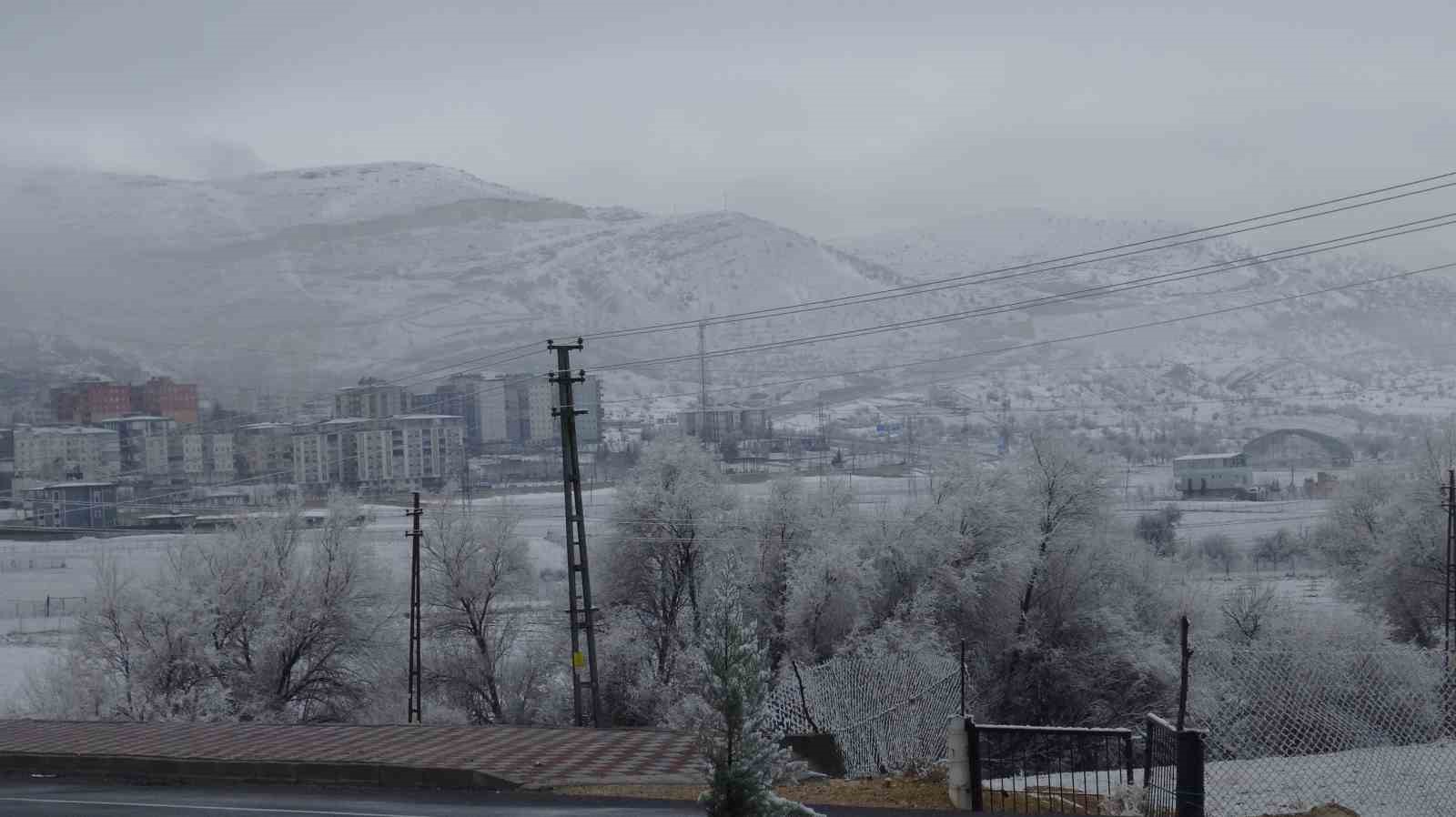 Gerc&uuml;ş beyaz &ouml;rt&uuml;yle kaplandı
