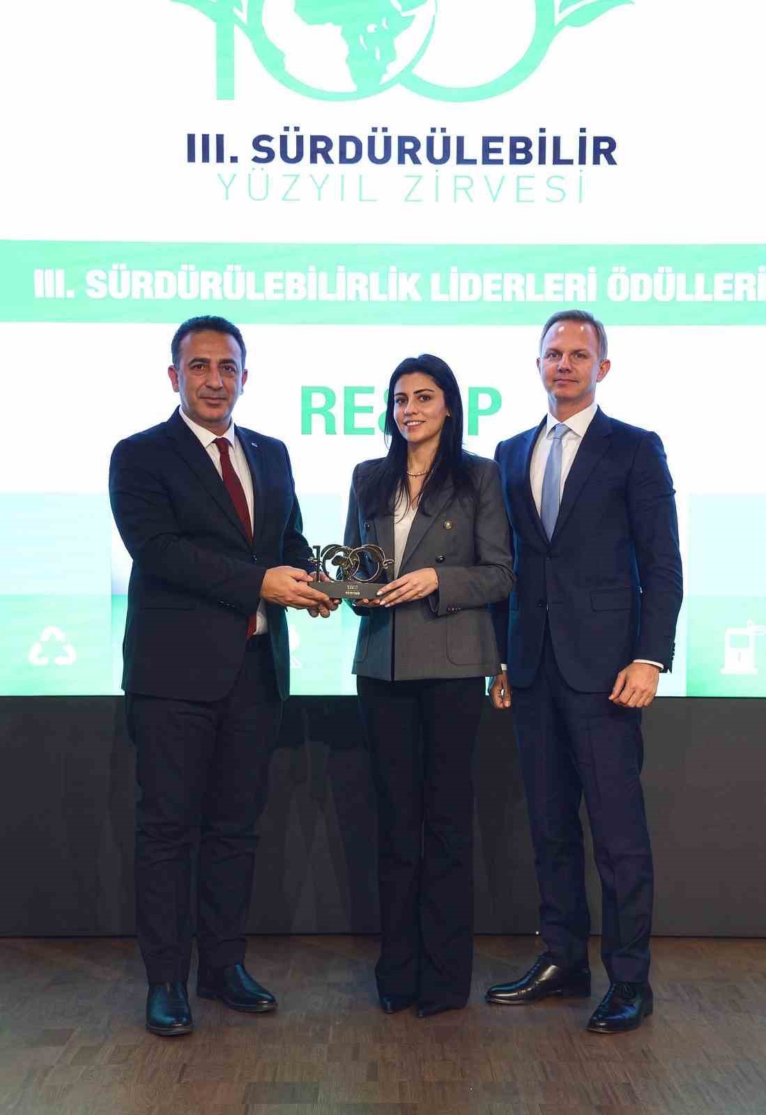 RE&UP, tekstil sekt&ouml;r&uuml;ndeki d&ouml;ng&uuml;sel ekonomi modeliyle S&uuml;rd&uuml;r&uuml;lebilirlik Liderleri &Ouml;d&uuml;l&uuml;&rsquo;n&uuml;n sahibi oldu
