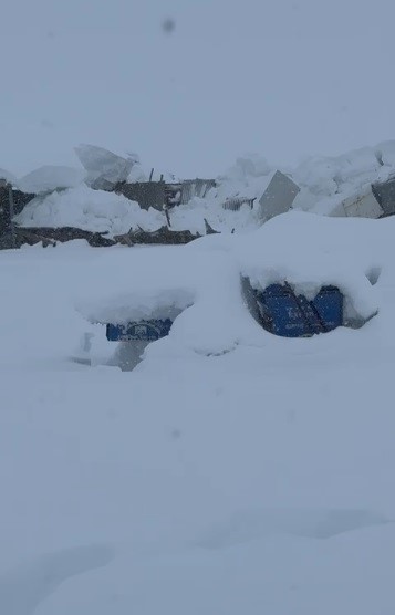 Tunceli&rsquo;de kar y&uuml;k&uuml;ne dayanamayan iş yerinin &ccedil;atısı &ccedil;&ouml;kt&uuml;
