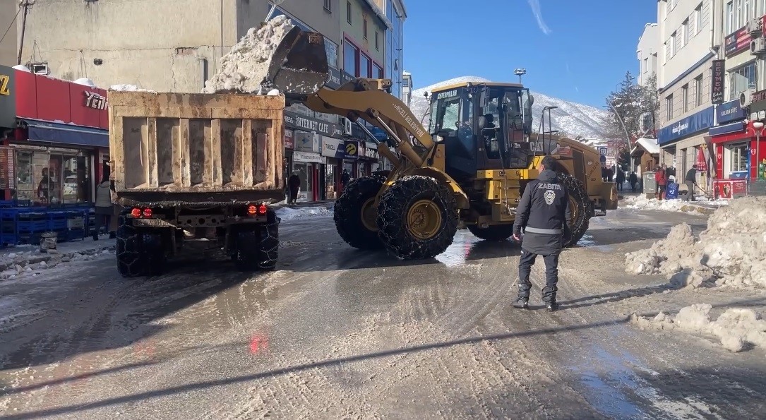 Tunceli Belediyesi karla m&uuml;cadele &ccedil;alışmalarını s&uuml;rd&uuml;r&uuml;yor

