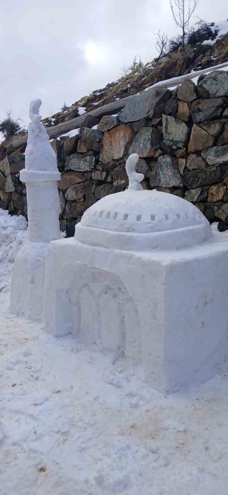 K&ouml;y&uuml;ne kardan cami yaptı
