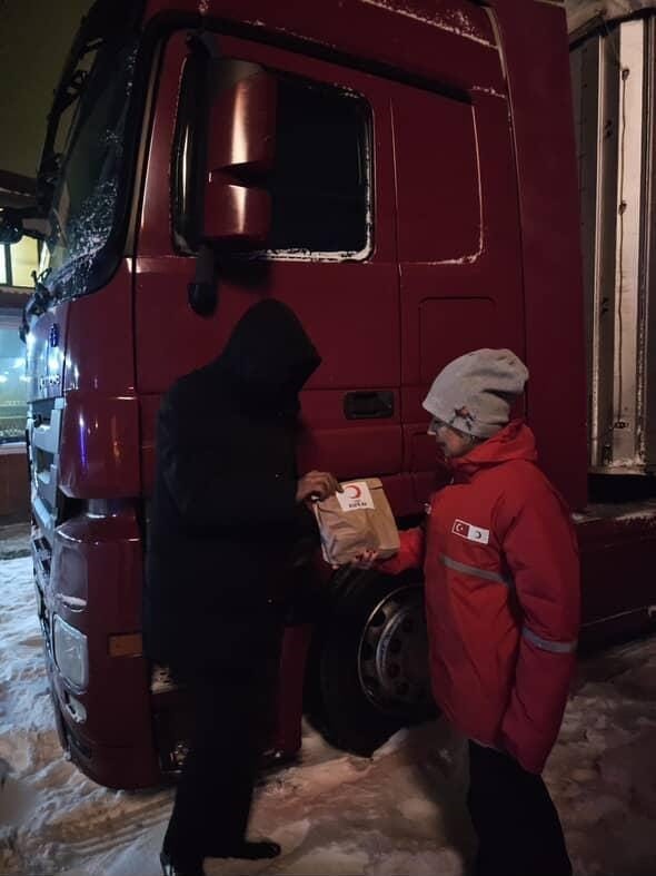 Kars T&uuml;rk Kızılayı&rsquo;ndan "İ&ccedil; Isıtan" destek: kar ve tipi de mahsur kalanlara şefkat eli
