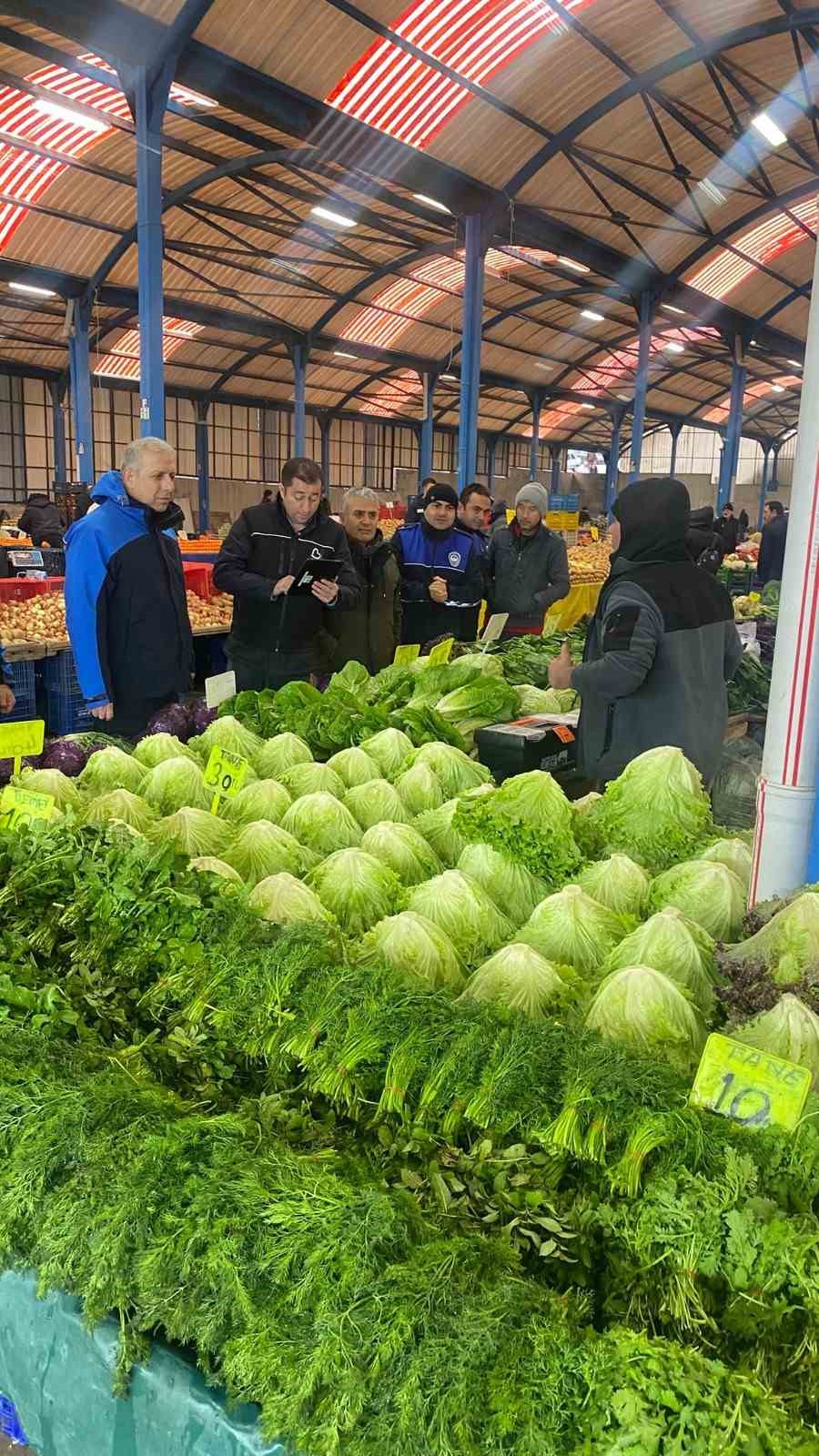 Balıkesir B&uuml;y&uuml;kşehir Belediyesi pazar yerlerini denetliyor
