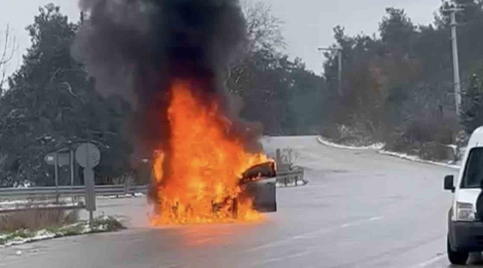 Bursa&rsquo;da otomobil alev topuna d&ouml;nd&uuml;
