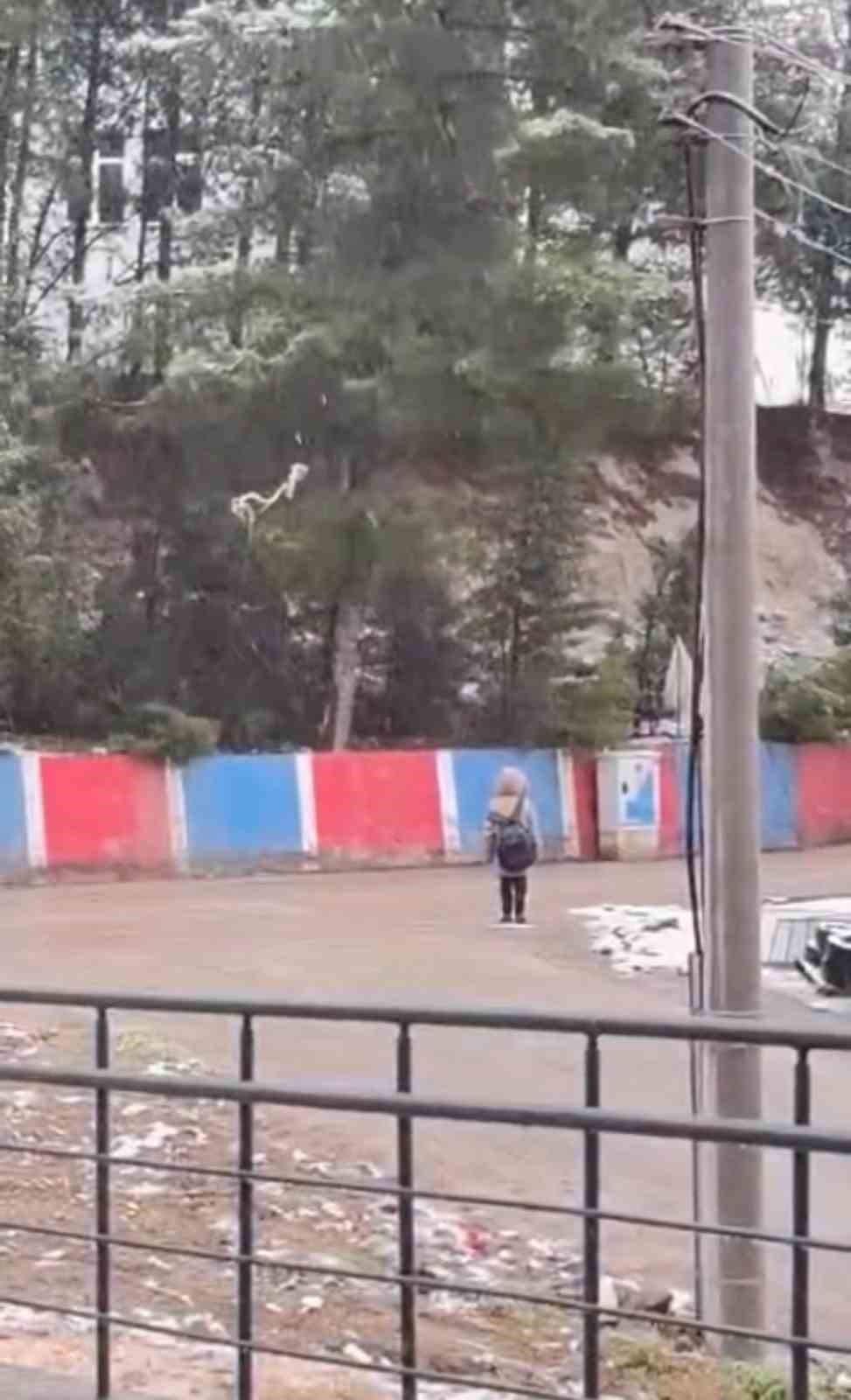 Kar altında İstiklal Marşı’na eşlik eden Türkmen öğrenci ödüllendirildi