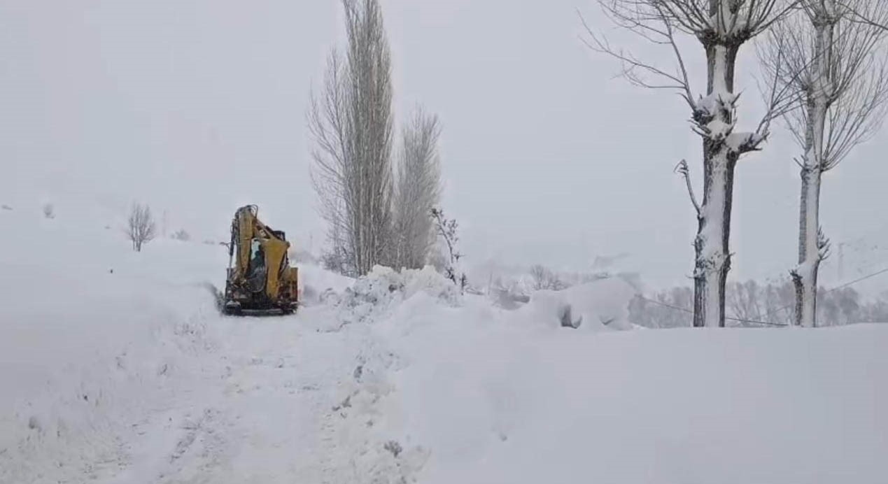 Şırnak&rsquo;ta kar esareti: A&ccedil;ılan yollar tekrar kapanıyor
