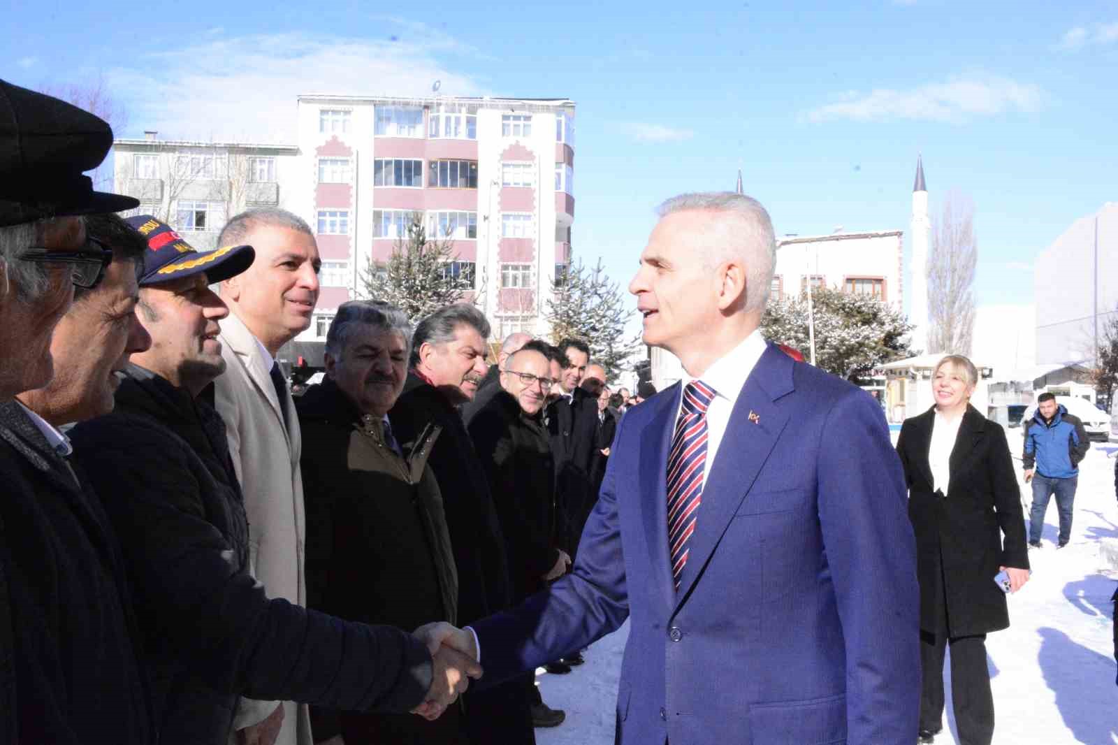 Vali &Ccedil;i&ccedil;ekli g&ouml;revine başladı
