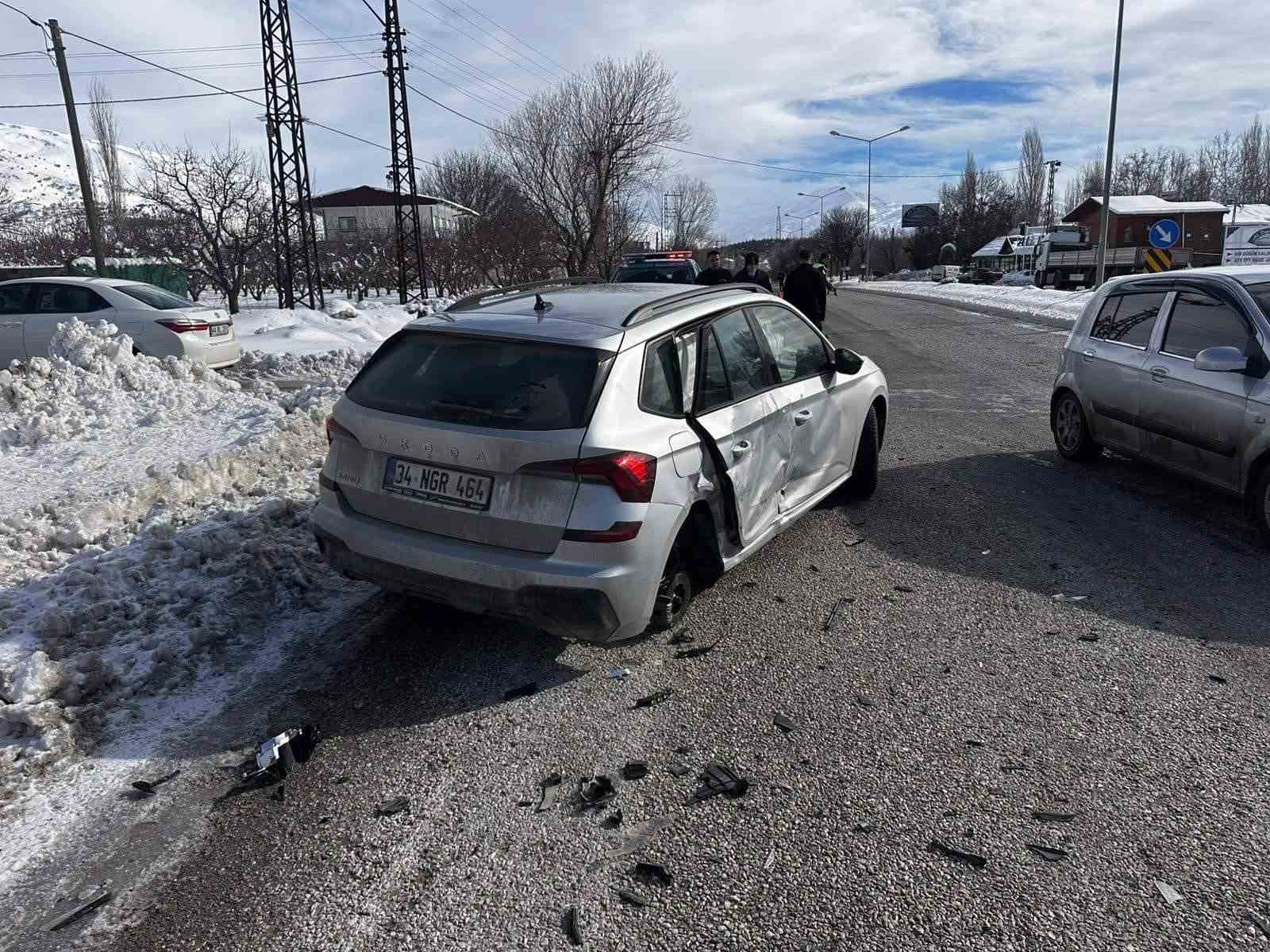 Malatya’da iki otomobil çarpıştı: 3 yaralı