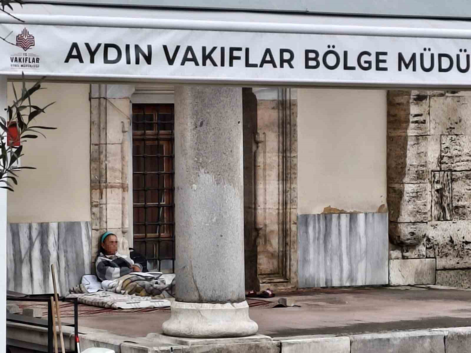 Cami bah&ccedil;esini mesken tutan kadını otelde kalmaya kimse ikna edemiyor
