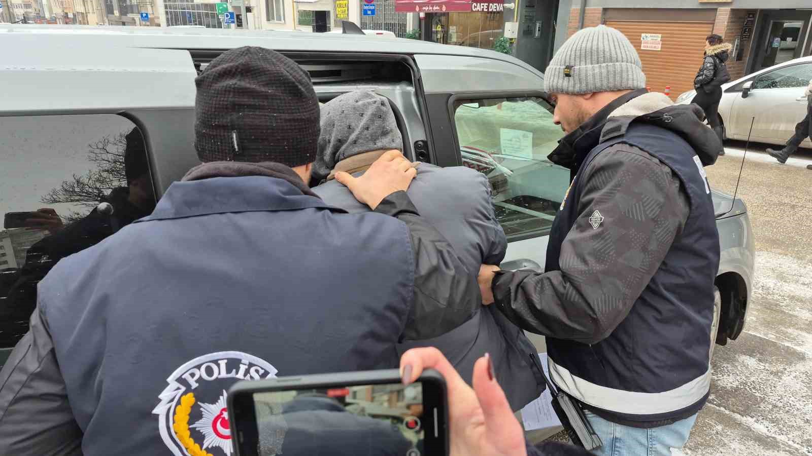 &Uuml;vey babasını bı&ccedil;akla ağır yaralayan şahıs tutuklandı
